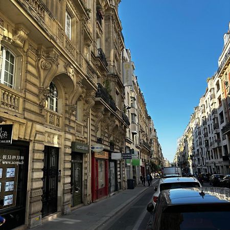 Love Wins Montmartre Париж Экстерьер фото