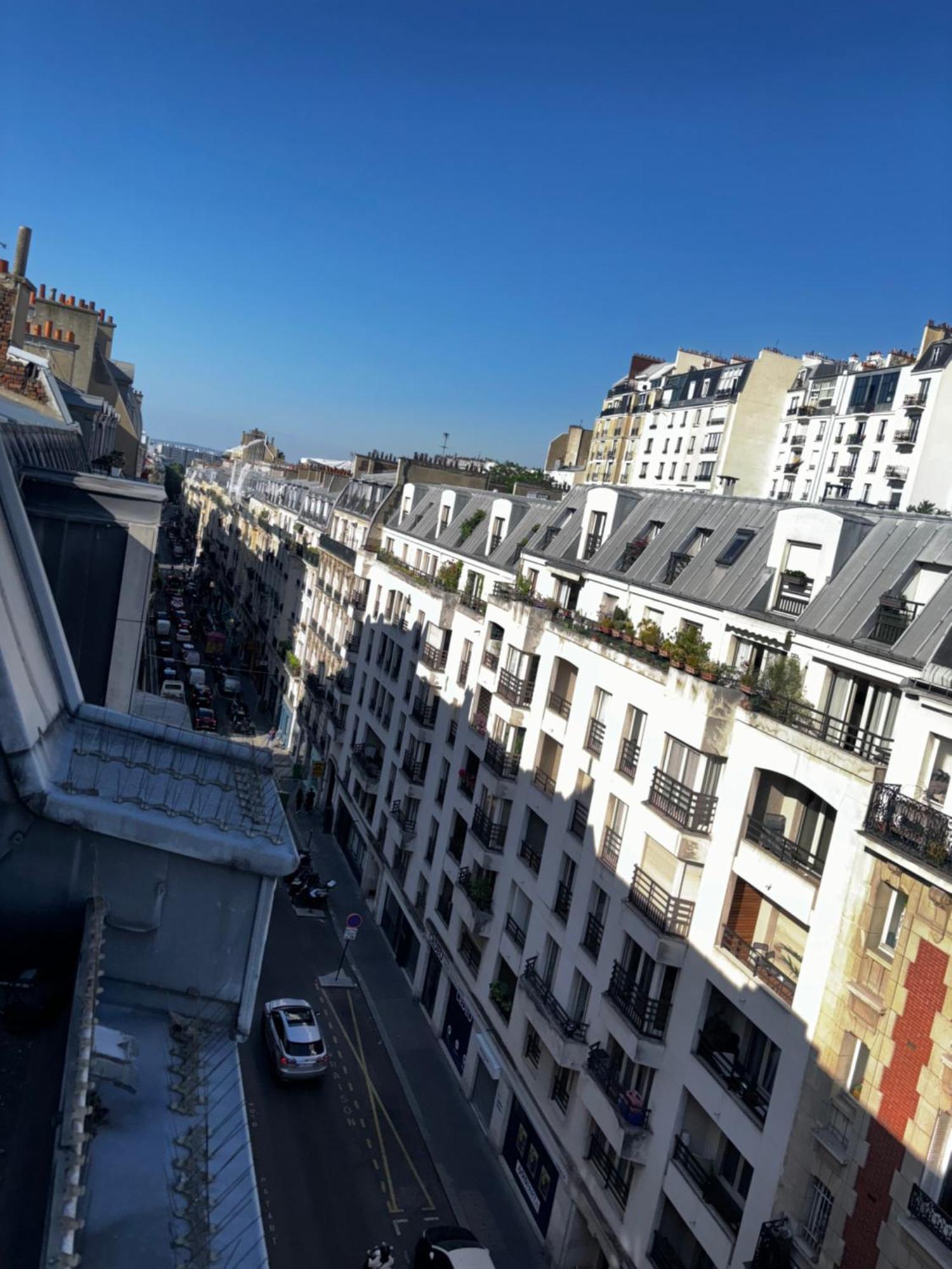 Love Wins Montmartre Париж Экстерьер фото