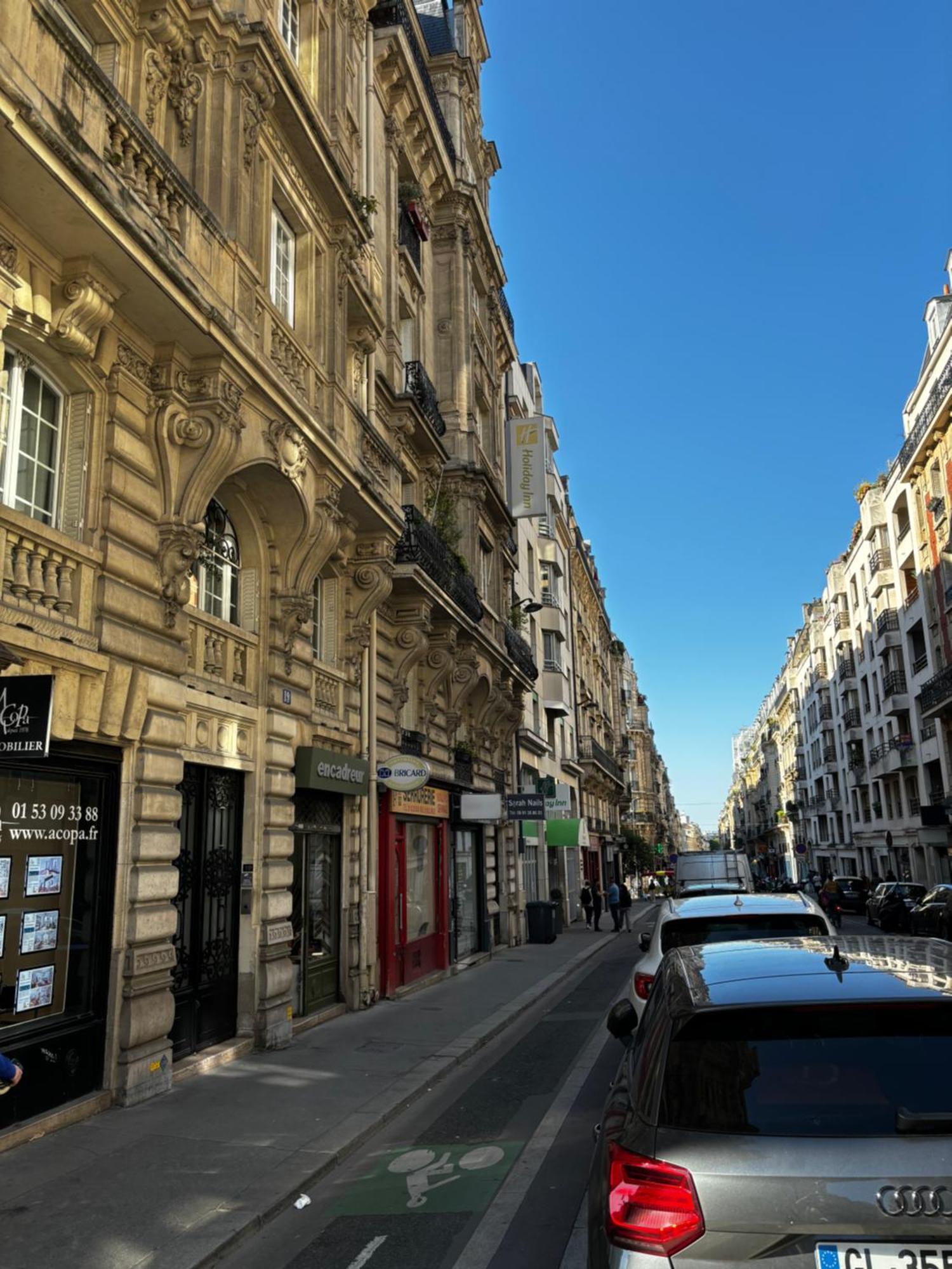 Love Wins Montmartre Париж Экстерьер фото